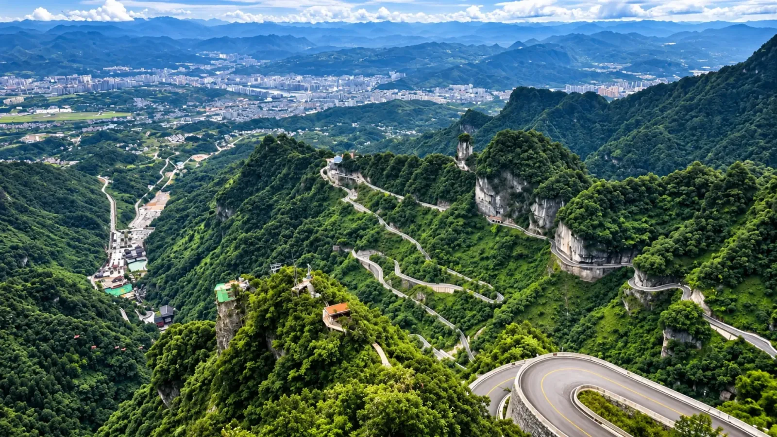 Cảnh núi non và con đường uốn lượn trên sườn núi Thiên Môn Sơn ở Trương Gia Giới