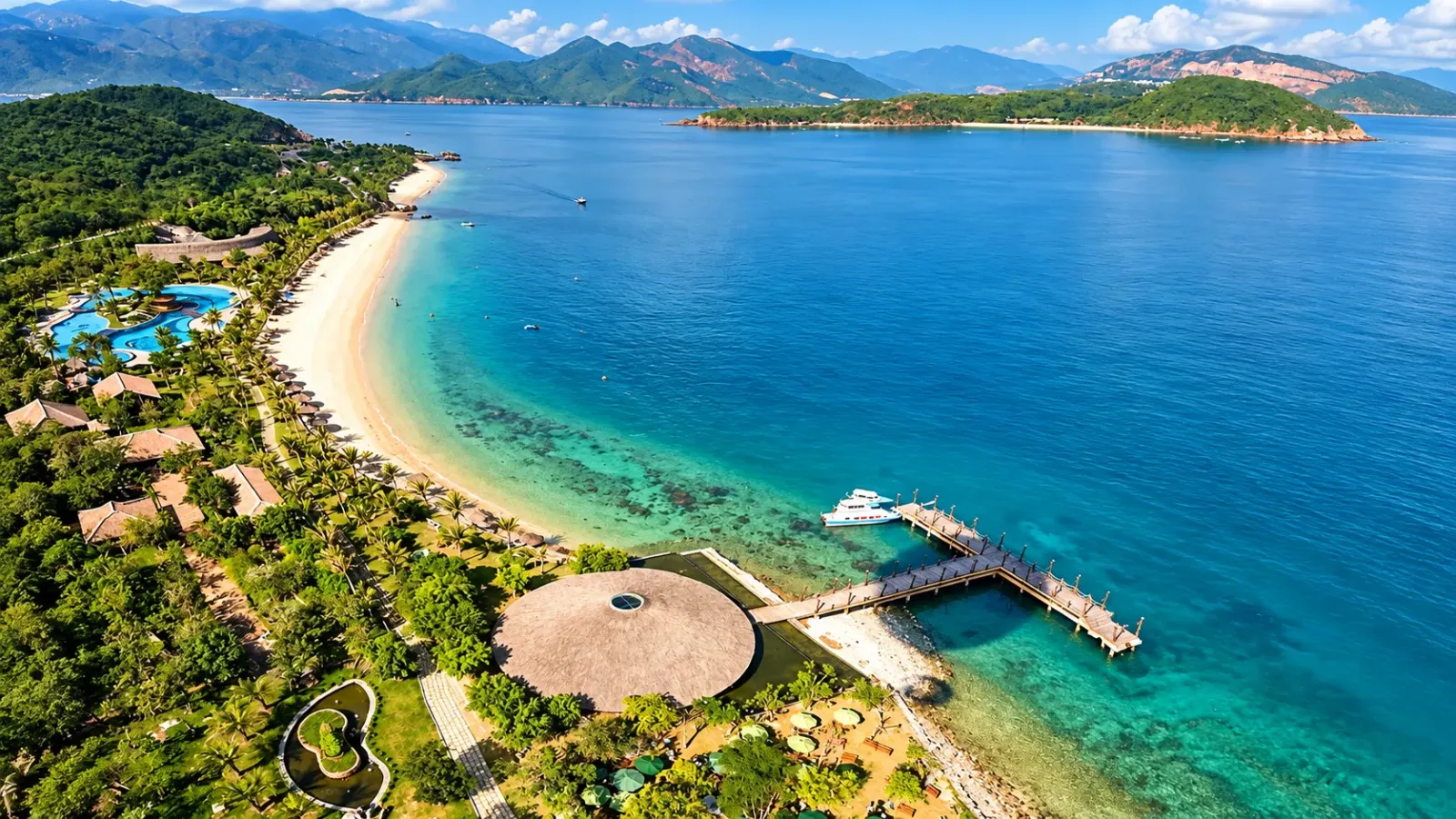 Cảnh quan biển và khu nghỉ dưỡng trên đảo Hòn Tằm Nha Trang