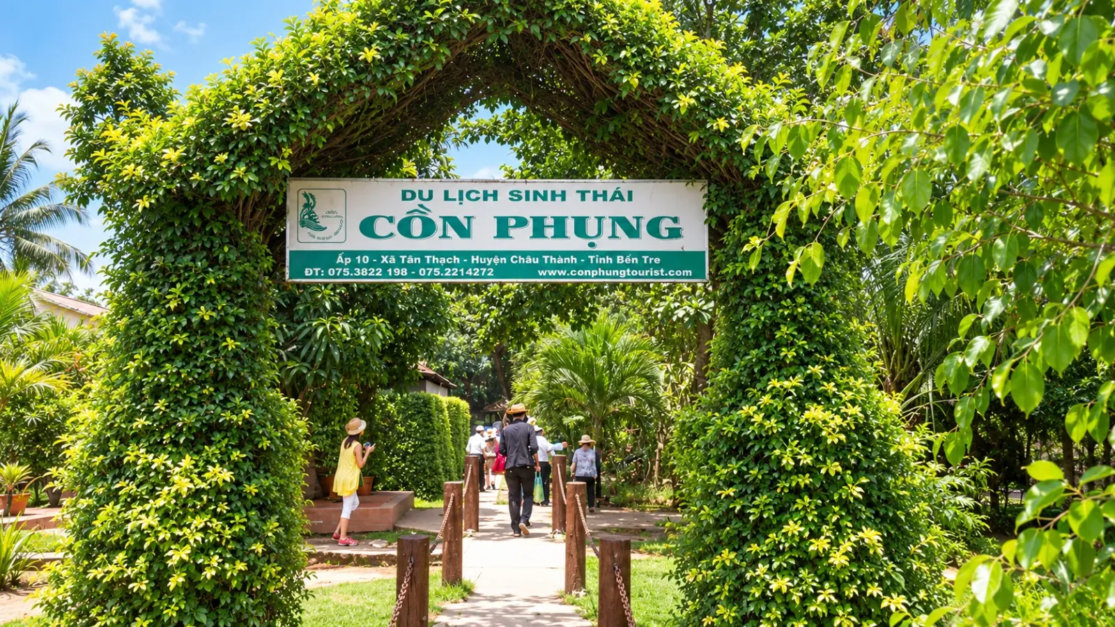 Cảnh quan khu du lịch Cồn Phụng trên sông Tiền với công trình gắn liền di tích Đạo Dừa