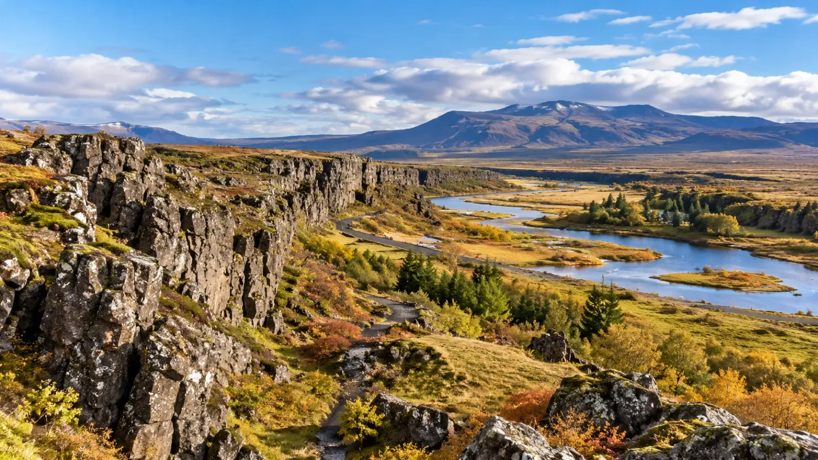 Cảnh quan khu vực lịch sử Þingvellir tại Iceland, nơi hội đồng Alþing bắt đầu nhóm họp từ năm 930.