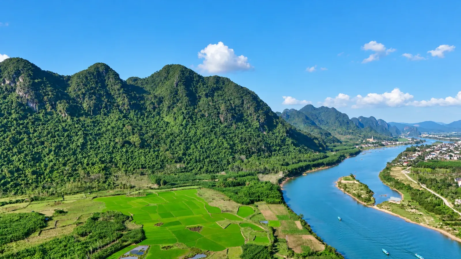 Cảnh quan núi đá vôi và sông nước trong khu vực Phong Nha - Kẻ Bàng