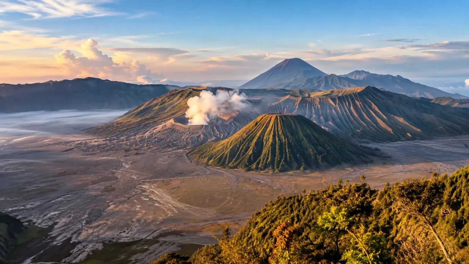 Cảnh quan núi lửa Bromo và vùng địa hình núi lửa tại Đông Java Indonesia
