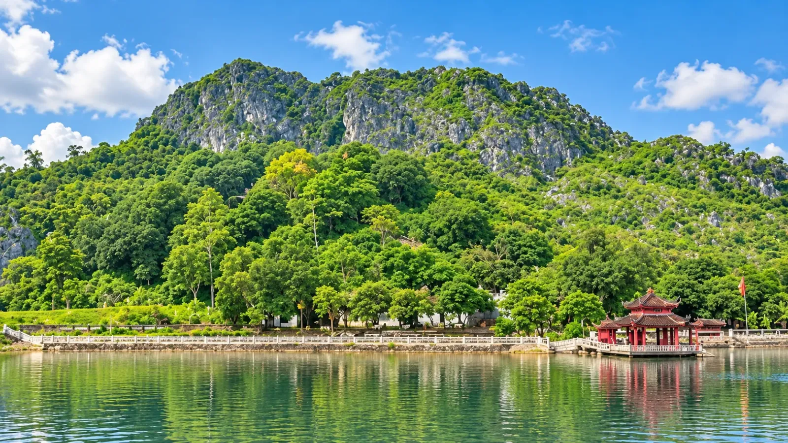 Bát Cảnh Sơn là quần thể danh thắng gắn với các ngôi chùa cổ, trong đó có chùa Ông và chùa Tam Giáo.
