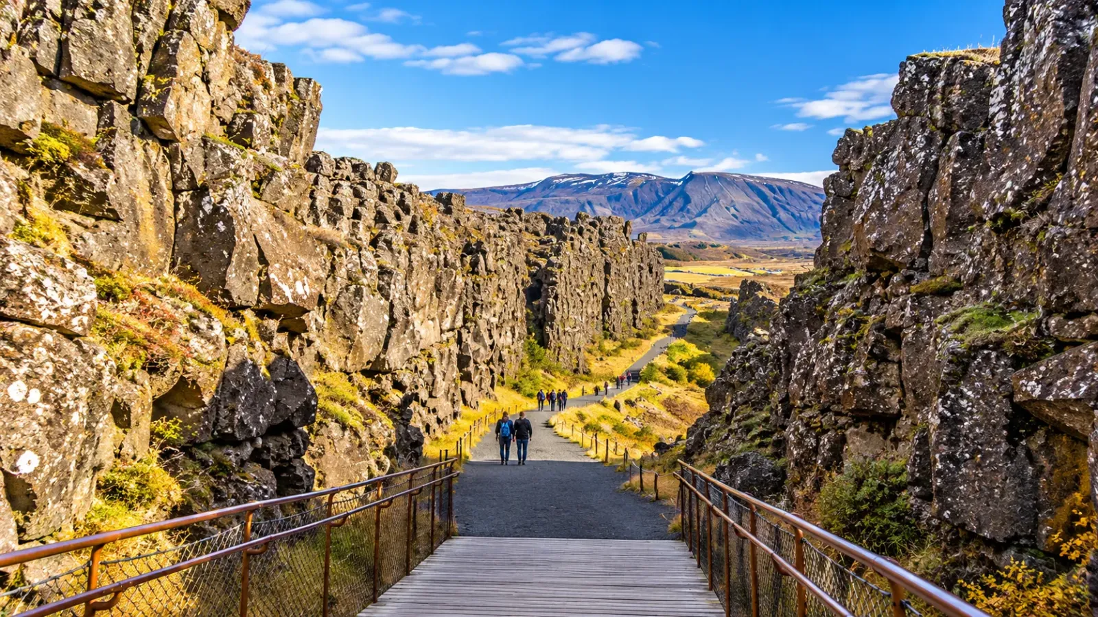 Cảnh quan thung lũng đứt gãy và lối tham quan tại Công viên quốc gia Þingvellir ở Iceland