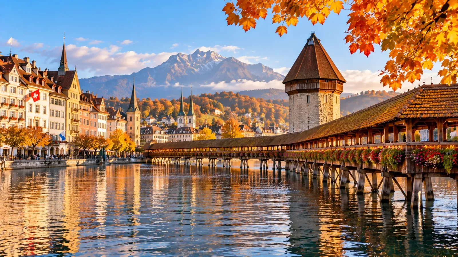 Cầu Chapel Kapellbrücke bắc qua sông Reuss tại thành phố Lucerne Thụy Sĩ với cây cối chuyển màu mùa thu