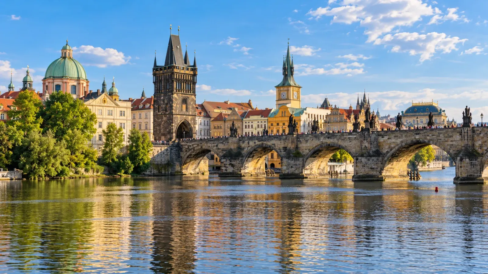 Cầu Charles bắc qua sông Vltava tại Praha, với những công trình và tháp cổ của thành phố ở phía xa.