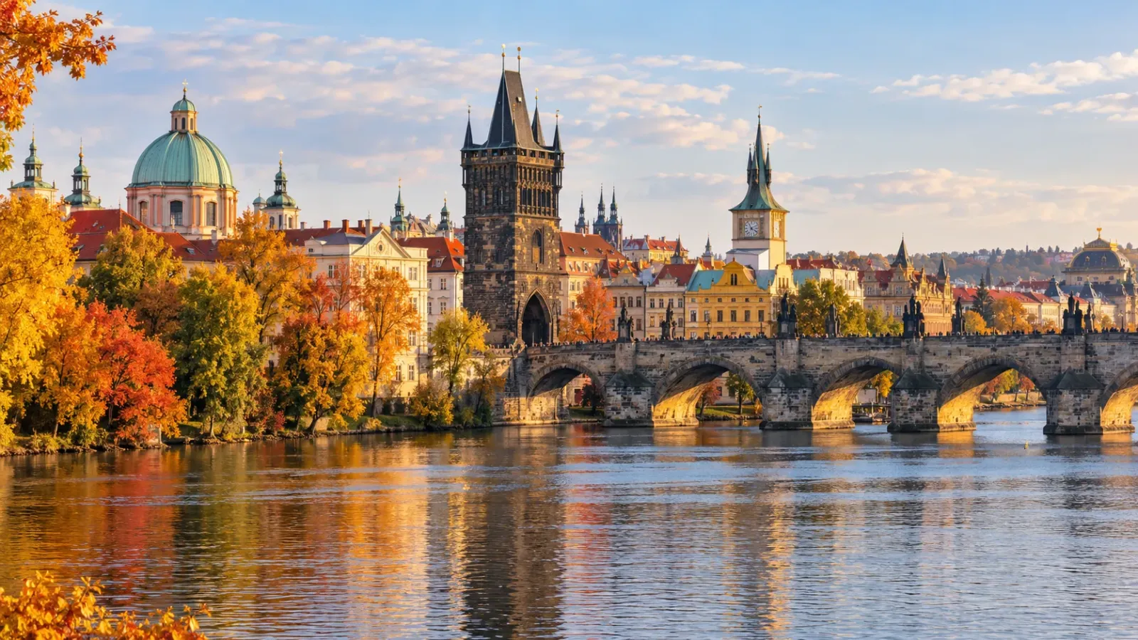 Cầu Charles, kiến trúc Praha, sông Vltava và cảnh quan cây xanh mùa thu.