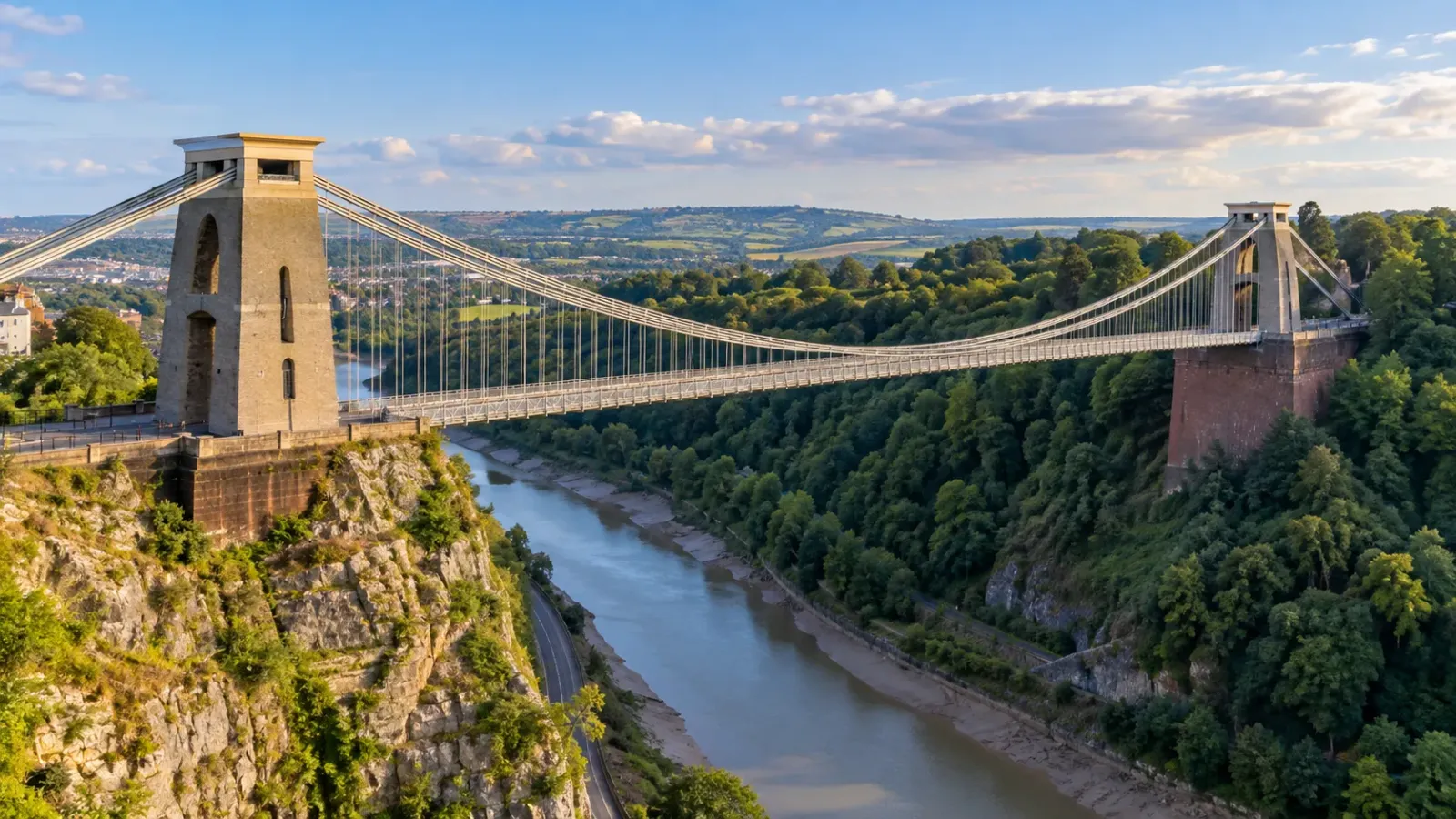 Cầu Clifton Suspension Bridge bắc qua thung lũng Avon tại Bristol nước Anh