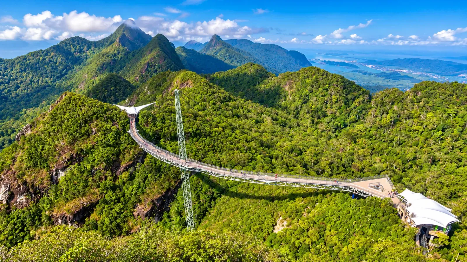 Cầu đi bộ Langkawi SkyBridge uốn cong trên khu vực núi rừng Machinchang