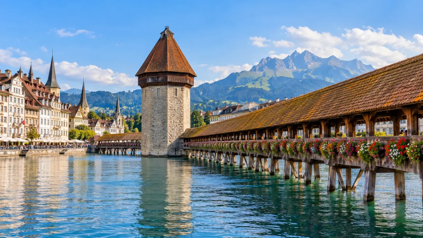 Cầu gỗ Chapel Bridge có mái che và tháp nước Wasserturm tại Lucerne Thụy Sĩ