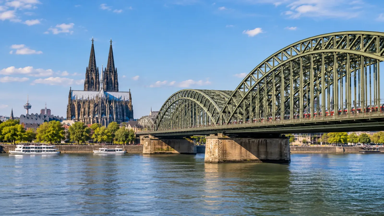 Cầu Hohenzollern bắc qua sông Rhine với Nhà thờ Cologne trong khung cảnh thành phố