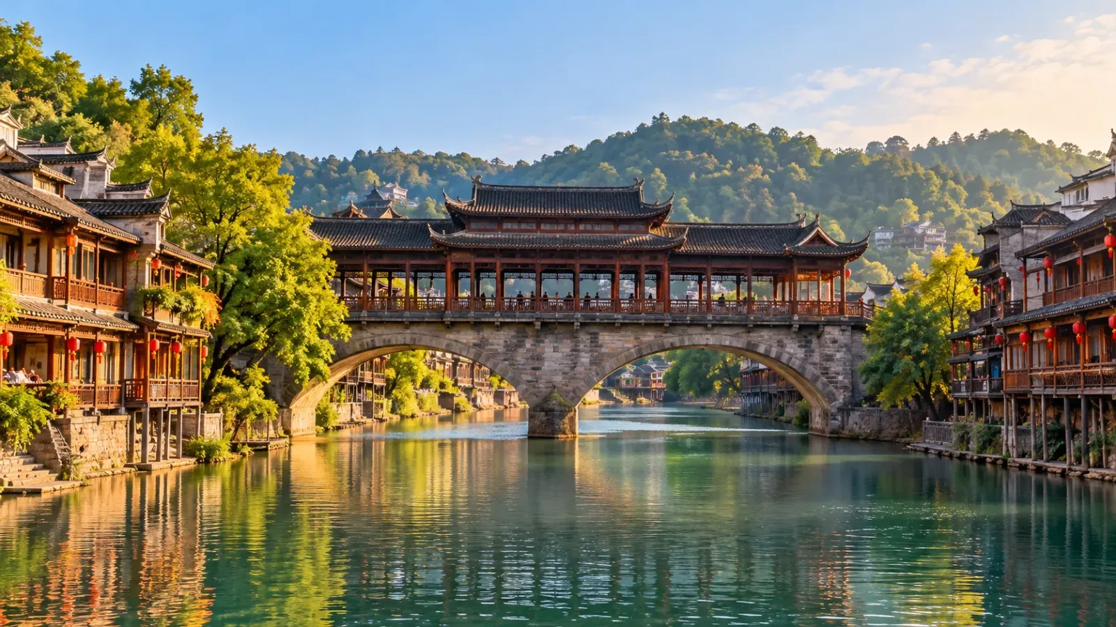 Cầu Hồng Kiều với kiến trúc cầu có mái truyền thống bắc qua sông Đà Giang tại Phượng Hoàng Cổ Trấn