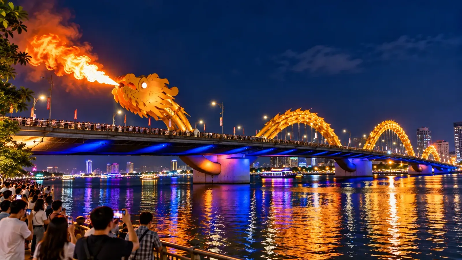 Cầu Rồng Đà Nẵng trình diễn phun lửa vào buổi tối bên sông Hàn