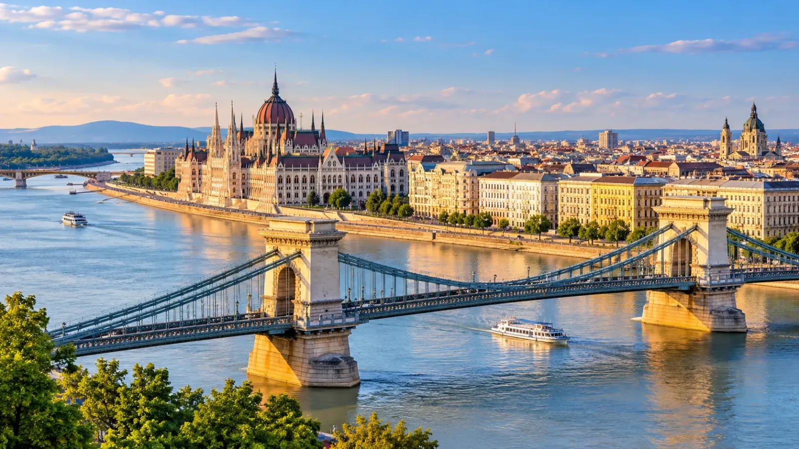 Cầu Széchenyi và Tòa nhà Quốc hội Hungary bên sông Danube tại Budapest.