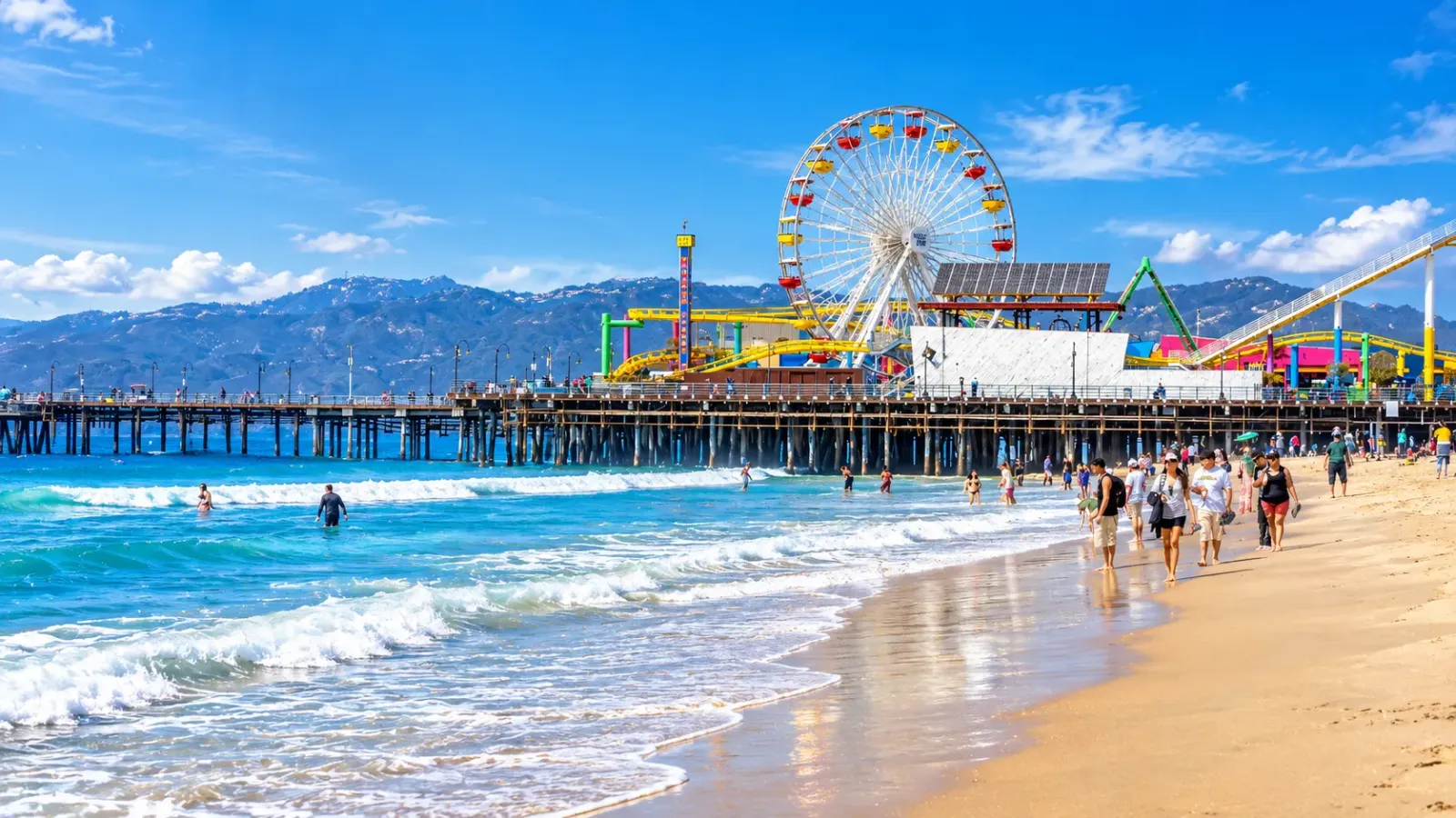 Cầu tàu Santa Monica Pier với vòng quay giải trí bên bờ biển California