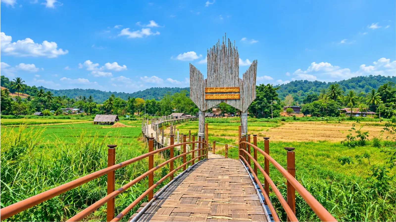 Cầu tre Su Tong Pae bắc qua đồng ruộng tại Mae Hong Son, Thái Lan