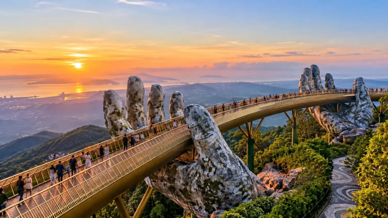 Cầu Vàng tại Bà Nà Hills Đà Nẵng với lối đi uốn cong được nâng đỡ bởi hai bàn tay khổng lồ