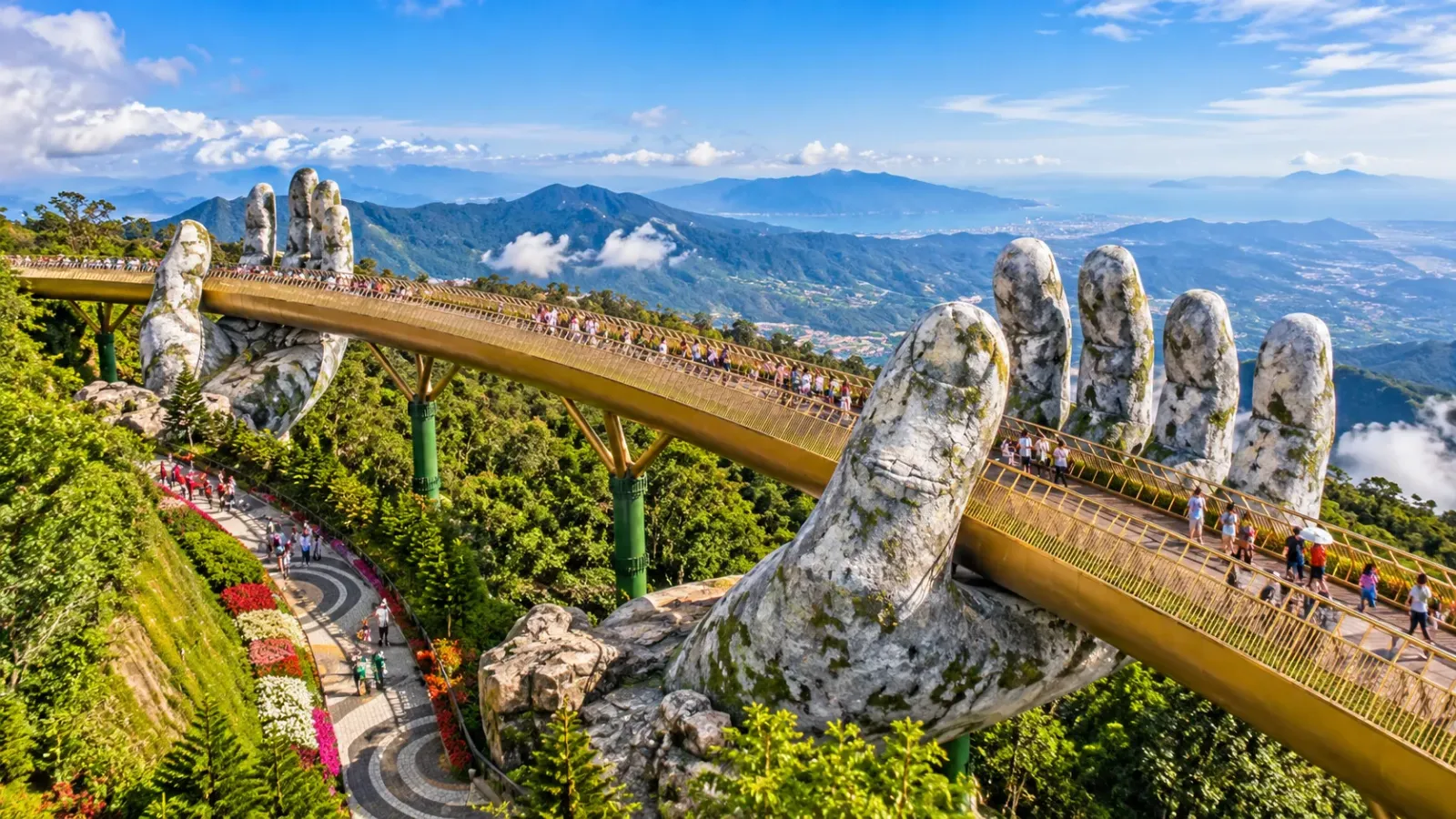 Cầu Vàng với hai bàn tay nâng đỡ lối đi giữa cảnh quan núi rừng tại Sun World Ba Na Hills