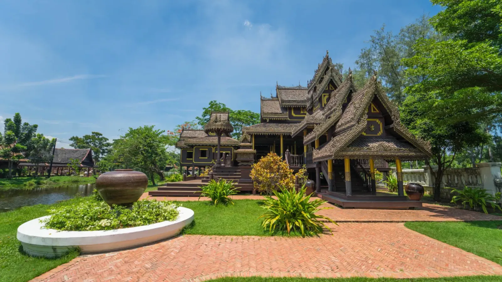 Chùa Wat Chong Kham tại thành phố Mae Hong Son, Thái Lan