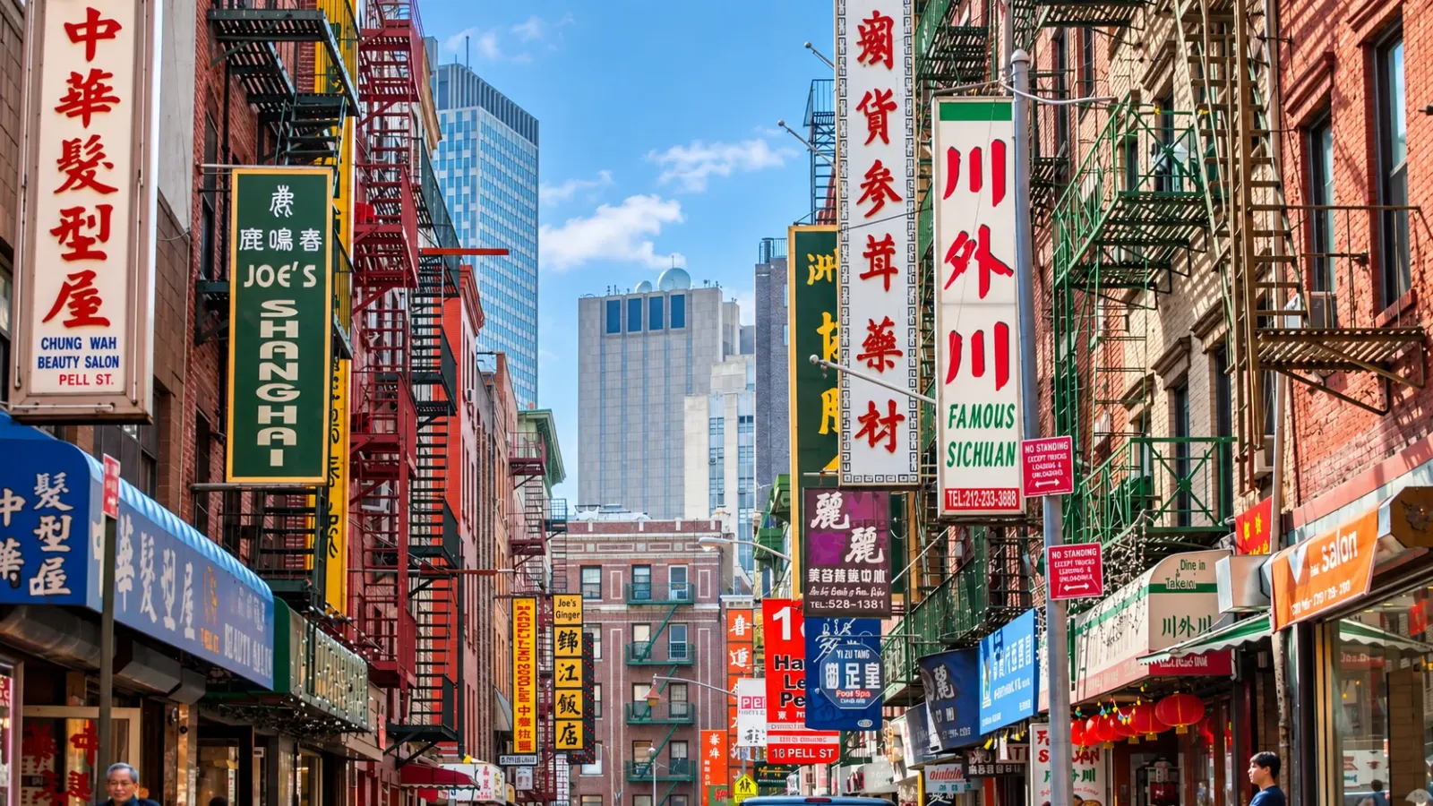 Con phố Chinatown tại Manhattan New York với biển hiệu cửa hàng mang phong cách Á Đông