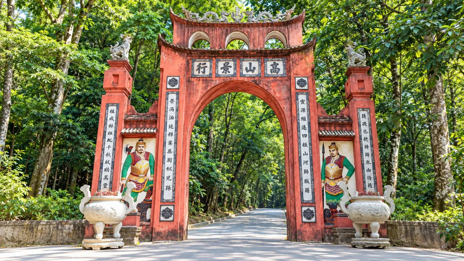 Cổng Khu di tích lịch sử Đền Hùng giữa không gian cây xanh
