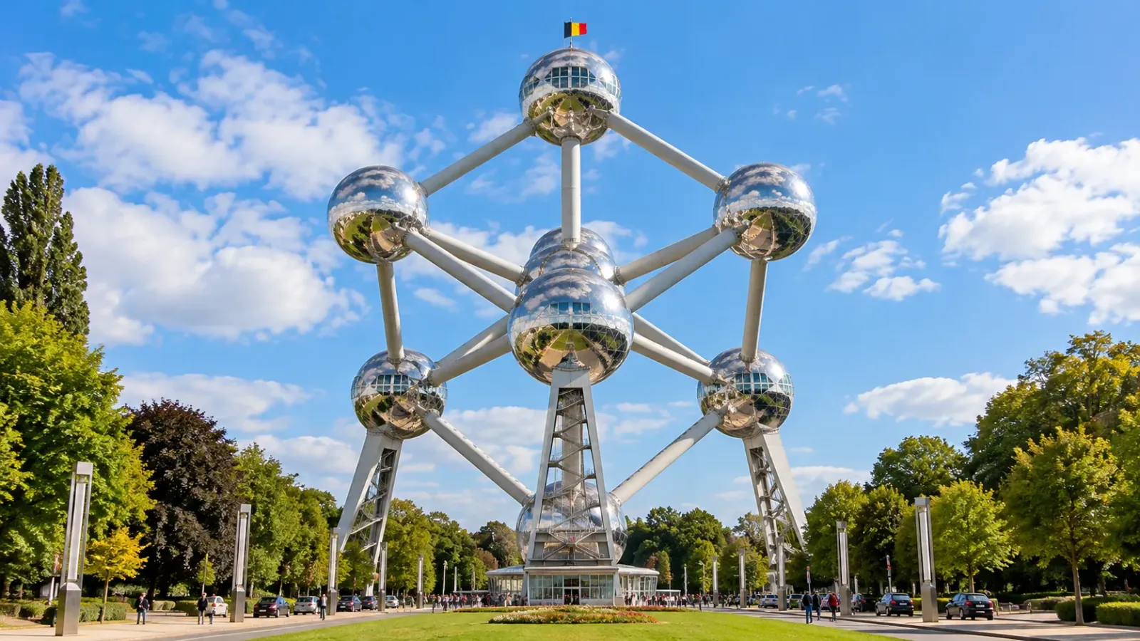 Công trình Atomium tại Brussels với chín khối cầu kim loại được nối với nhau