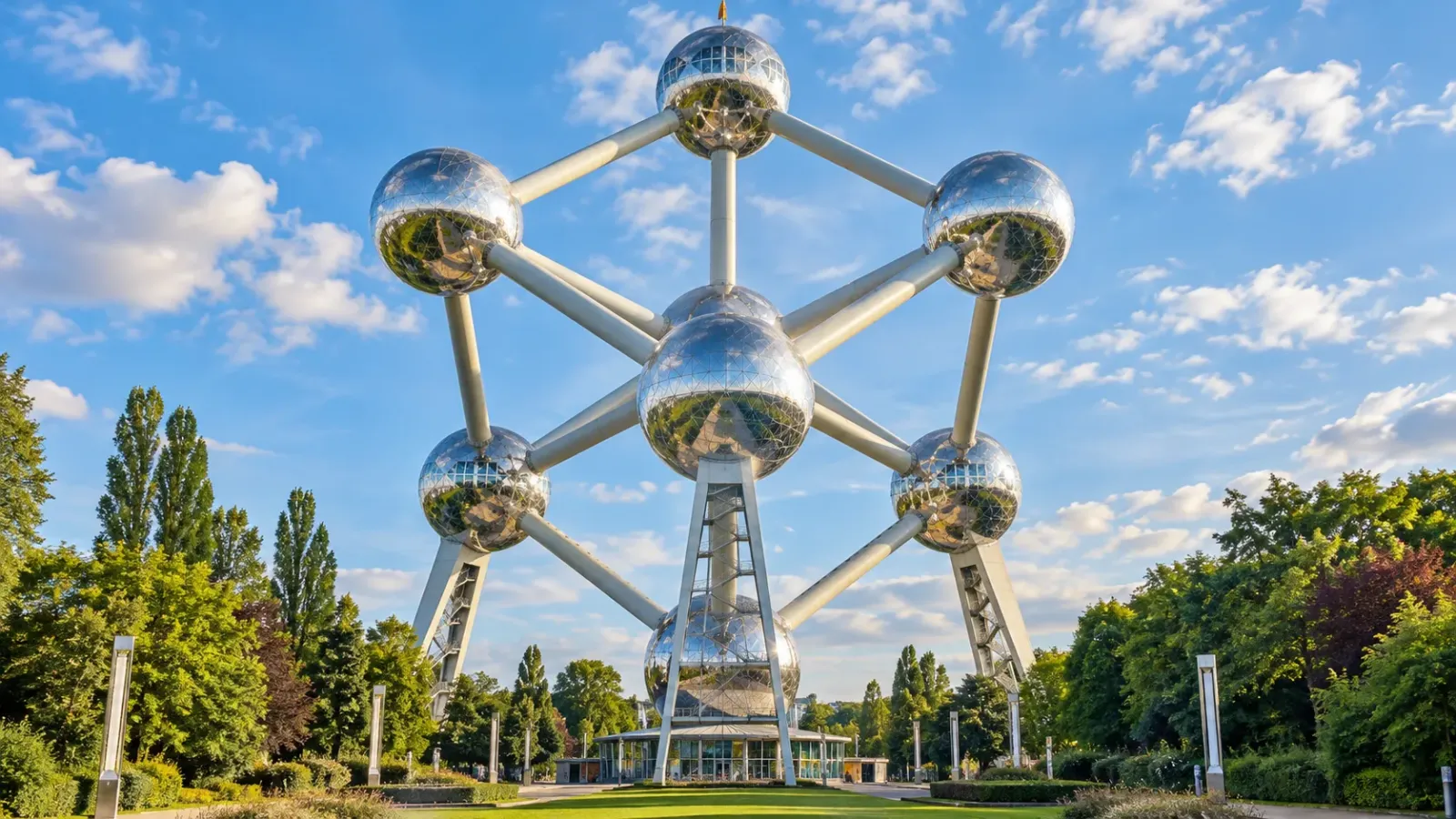Công trình Atomium tại Brussels với chín quả cầu kim loại nối với nhau bằng các ống trụ.