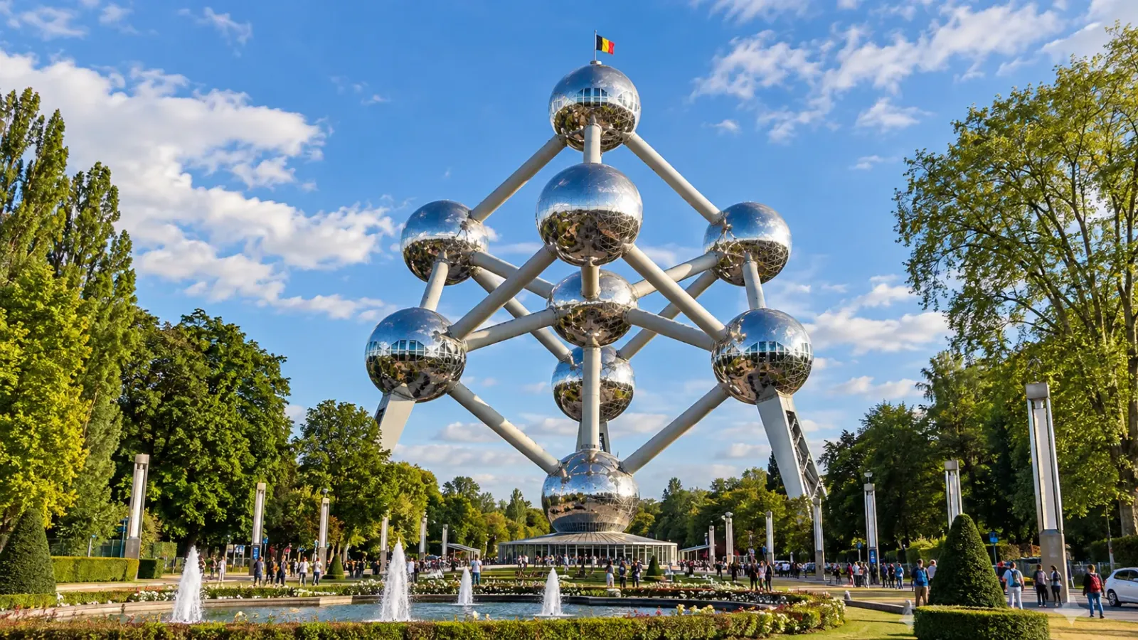 Công trình Atomium với các khối cầu kim loại liên kết bằng những đường ống tại Brussels, Bỉ