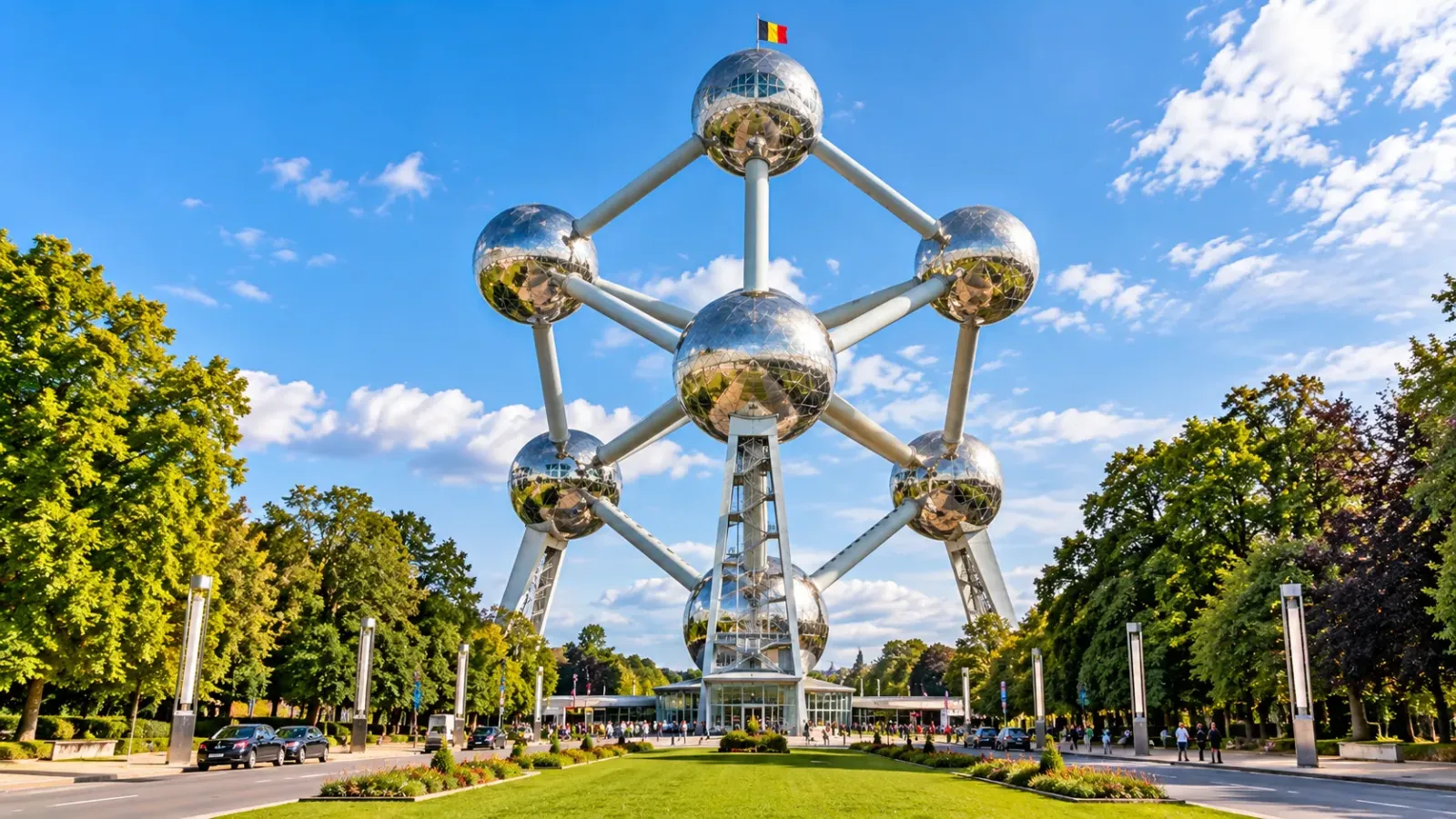 Công trình Atomium với chín quả cầu kim loại tại khu Heysel ở Brussels, Bỉ