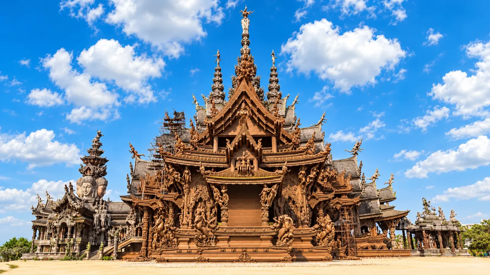 Công trình kiến trúc gỗ Sanctuary of Truth với các chi tiết chạm khắc tại Pattaya
