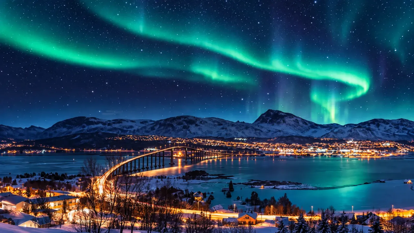 Cực quang trên bầu trời đêm tại vùng Lapland Bắc Âu