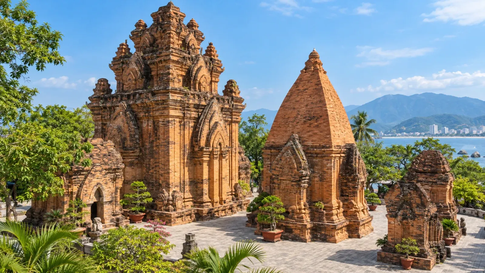 Cụm tháp gạch Chăm tại khu di tích Tháp Bà Pô Nagar ở Nha Trang