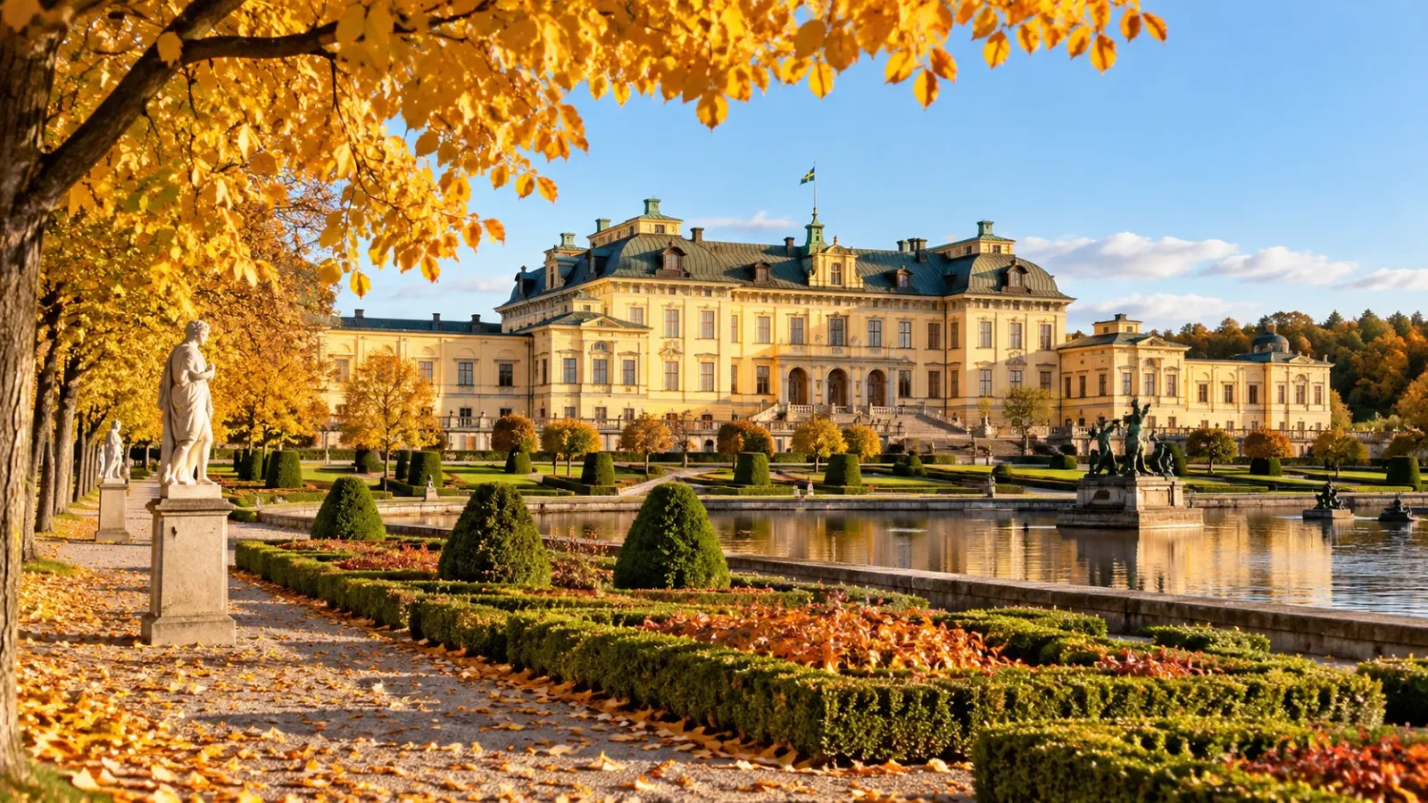 Cung điện Drottningholm và khu vườn với những hàng cây trong cảnh sắc mùa thu.
