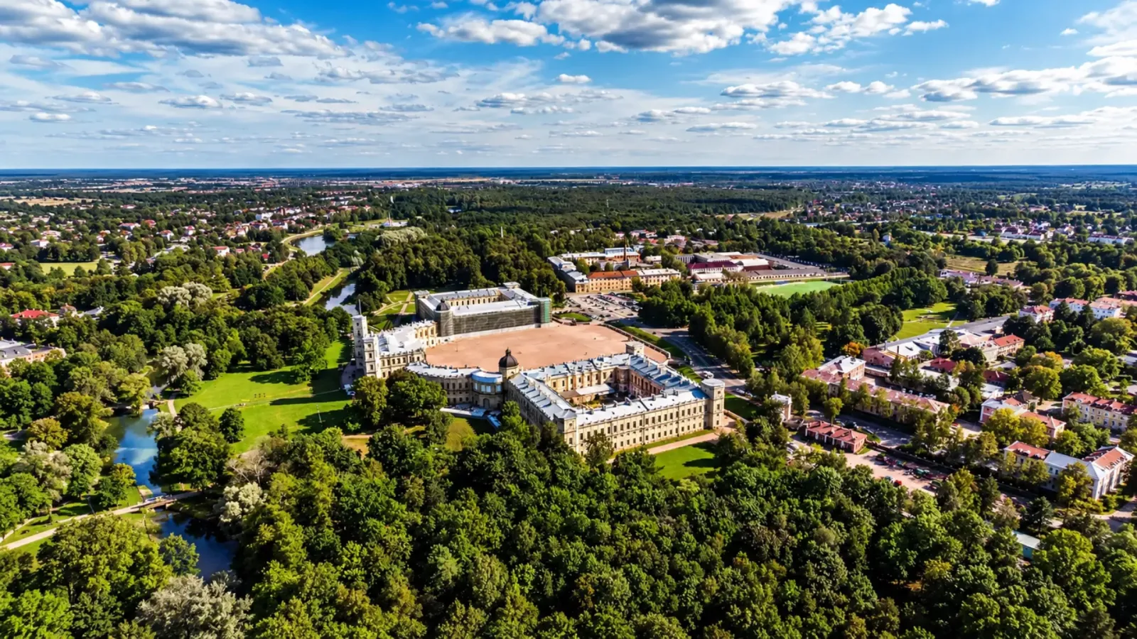 Cung điện Gatchina và cảnh quan công viên tại Leningrad Region, Nga