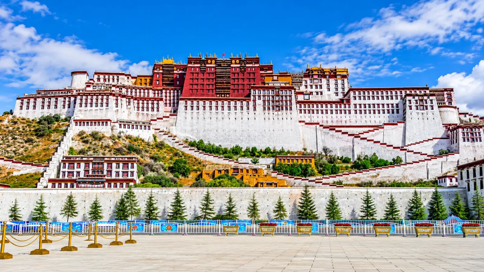 Cung điện Potala với Bạch Cung và Hồng Cung nổi bật trên Đồi Đỏ tại Lhasa Tây Tạng