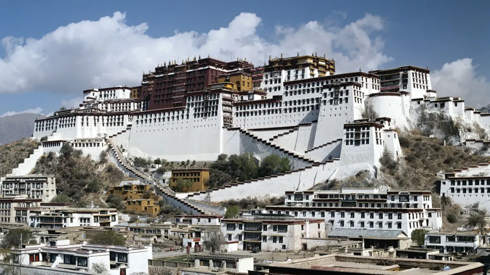 Cung điện Potala với kiến trúc trắng đỏ nổi bật trên sườn đồi tại Lhasa, Tây Tạng