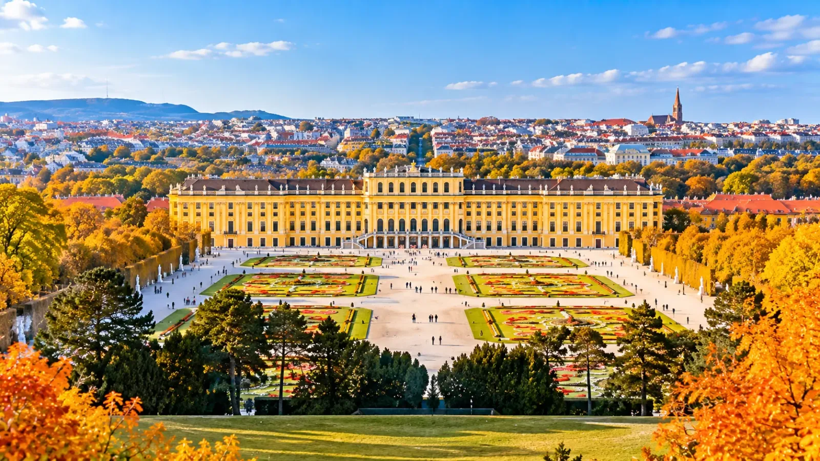 Cung điện Schönbrunn tại Vienna Áo với khu vườn và hàng cây chuyển màu mùa thu