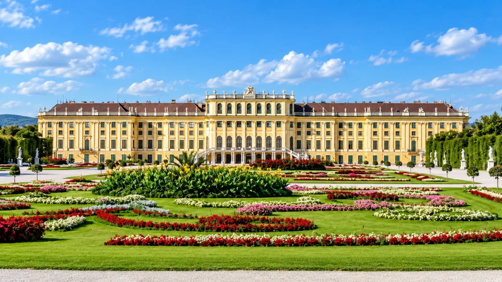 Cung điện Schönbrunn tại Vienna với kiến trúc hoàng gia và khu vườn được quy hoạch phía trước.