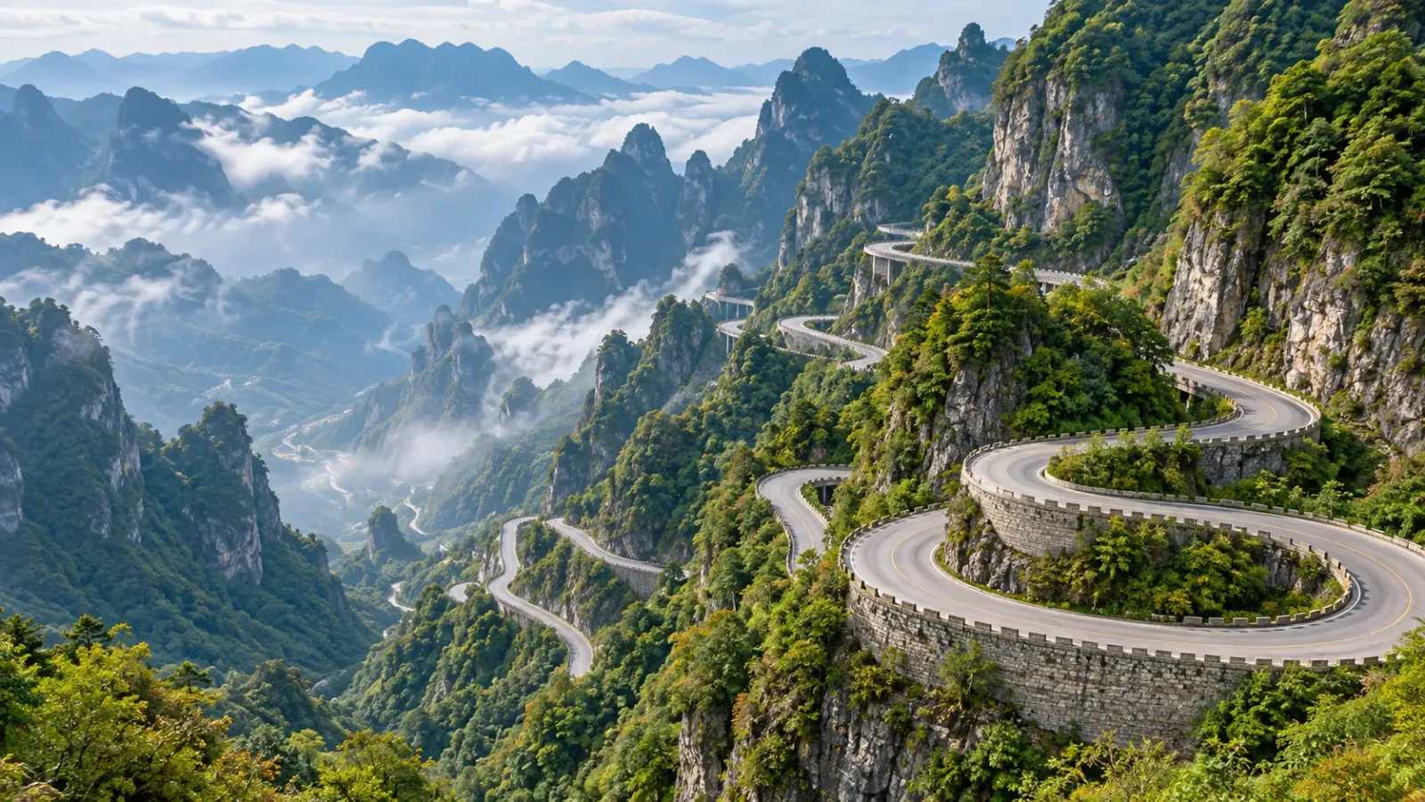 Cung đường uốn lượn với nhiều khúc cua quanh sườn núi Thiên Môn Sơn tại Trương Gia Giới