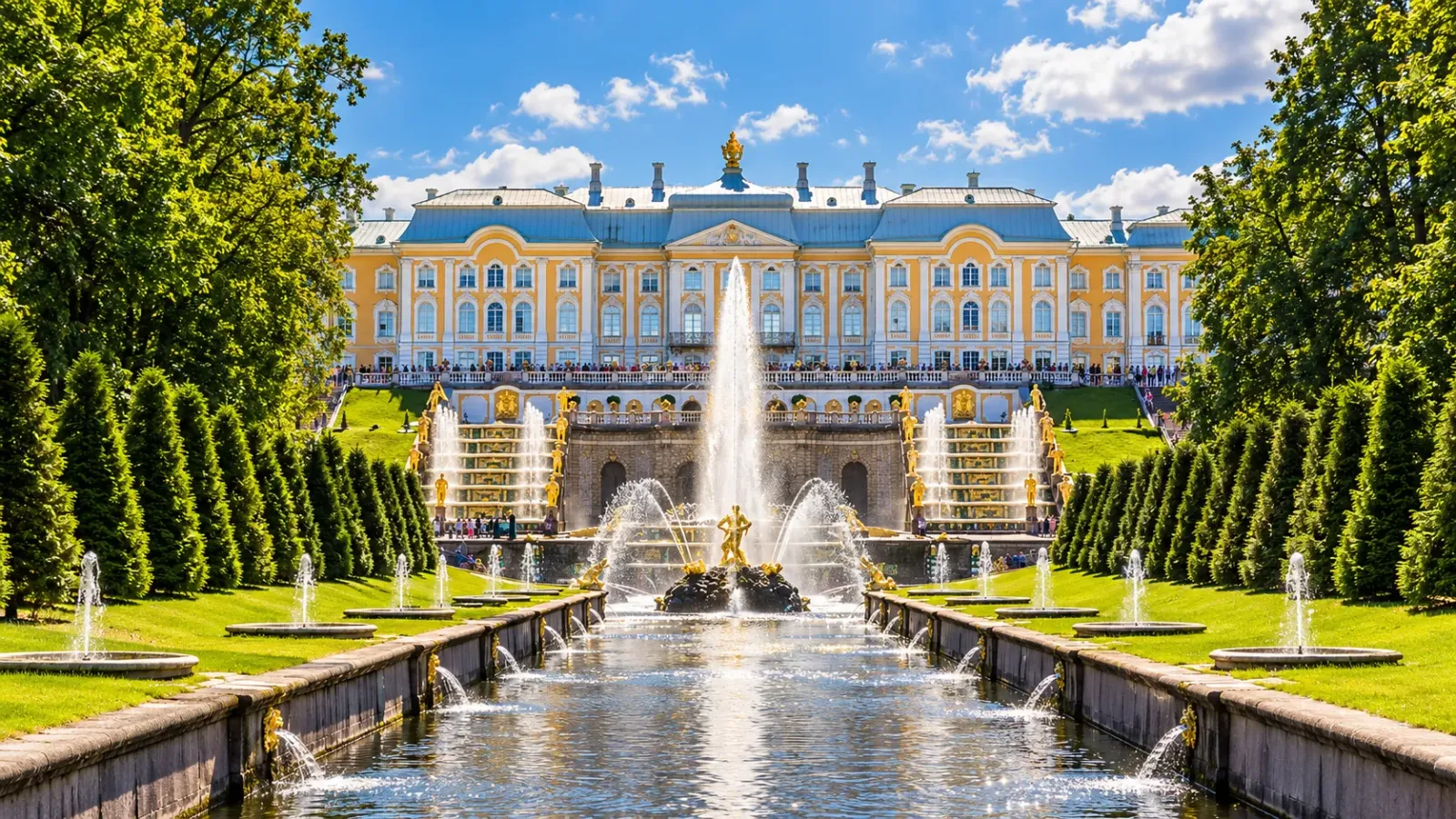 Đại Cung điện Peterhof và hệ thống đài phun nước trong khu công viên tại Saint Petersburg Nga