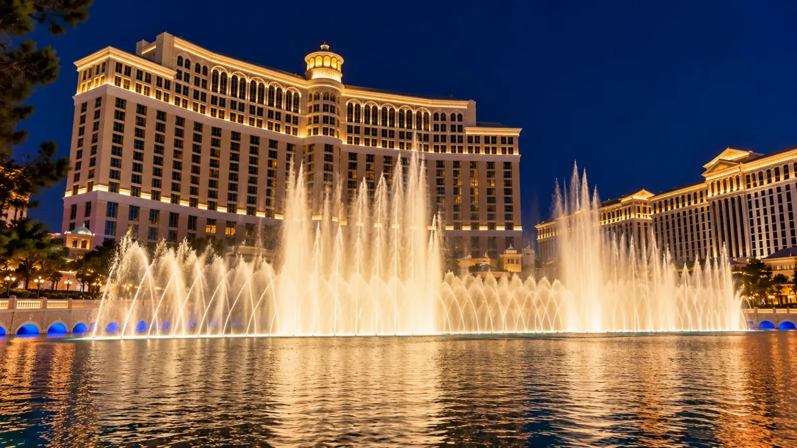 Đài phun nước Bellagio biểu diễn trước khách sạn tại Las Vegas Strip vào buổi tối