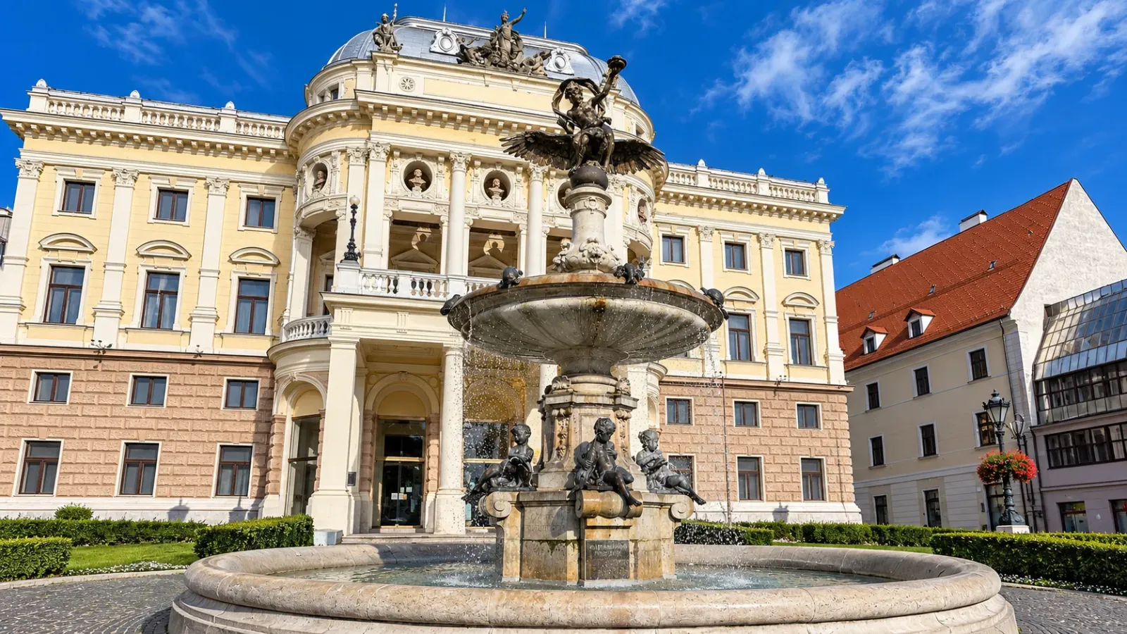 Đài phun nước Ganymede với tượng điêu khắc thần thoại phía trước Nhà hát Quốc gia Slovakia tại Bratislava