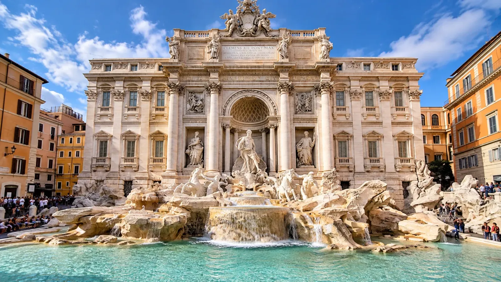 Đài phun nước Trevi với công trình kiến trúc và các bức tượng tại Rome nước Ý