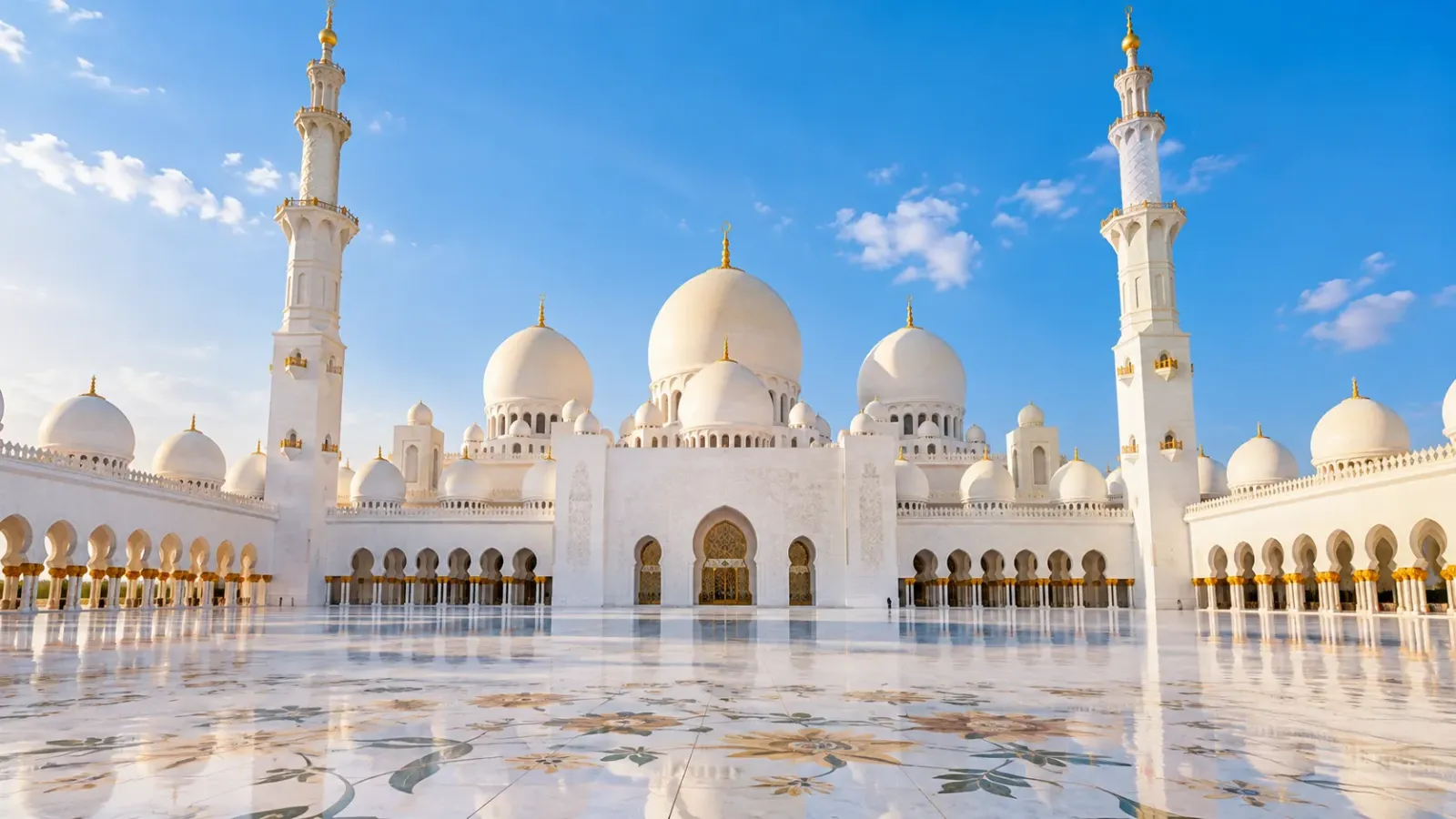 Đại thánh đường Sheikh Zayed ở Abu Dhabi với mái vòm trắng, các tháp cao và sân lát đá rộng