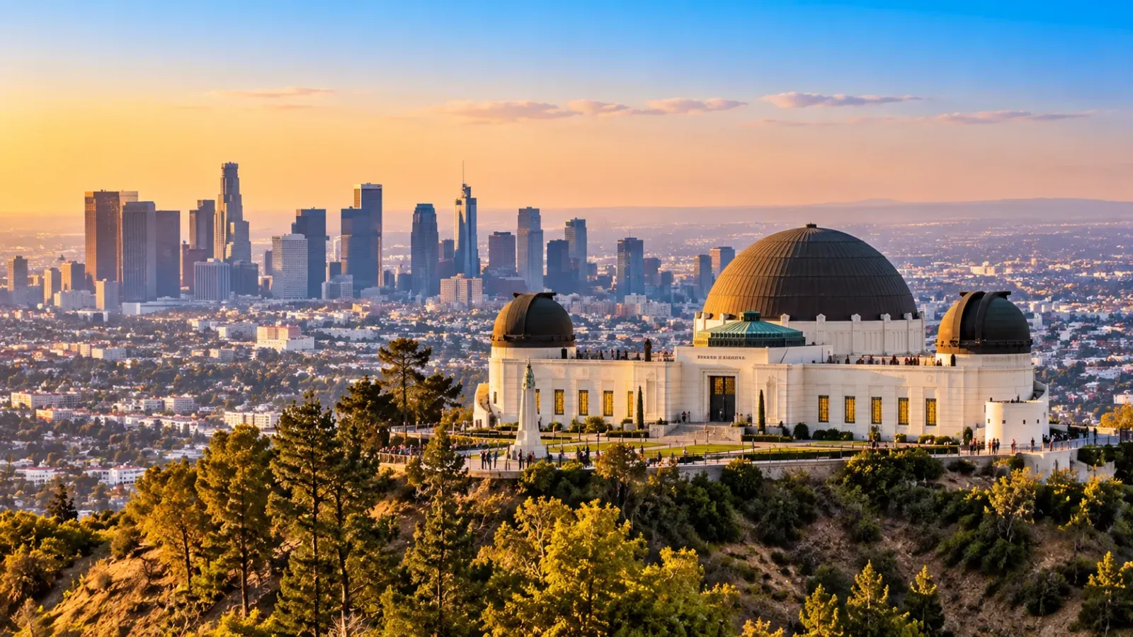 Đài thiên văn Griffith Observatory trên đồi ở Los Angeles với toàn cảnh đô thị phía xa