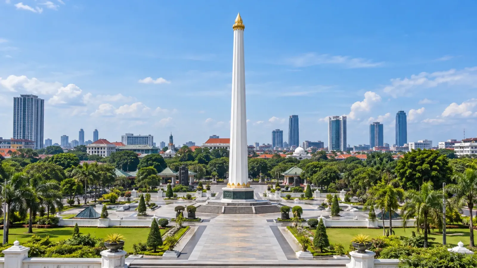 Đài tưởng niệm Tugu Pahlawan với tháp trắng nổi bật giữa khuôn viên tại Surabaya