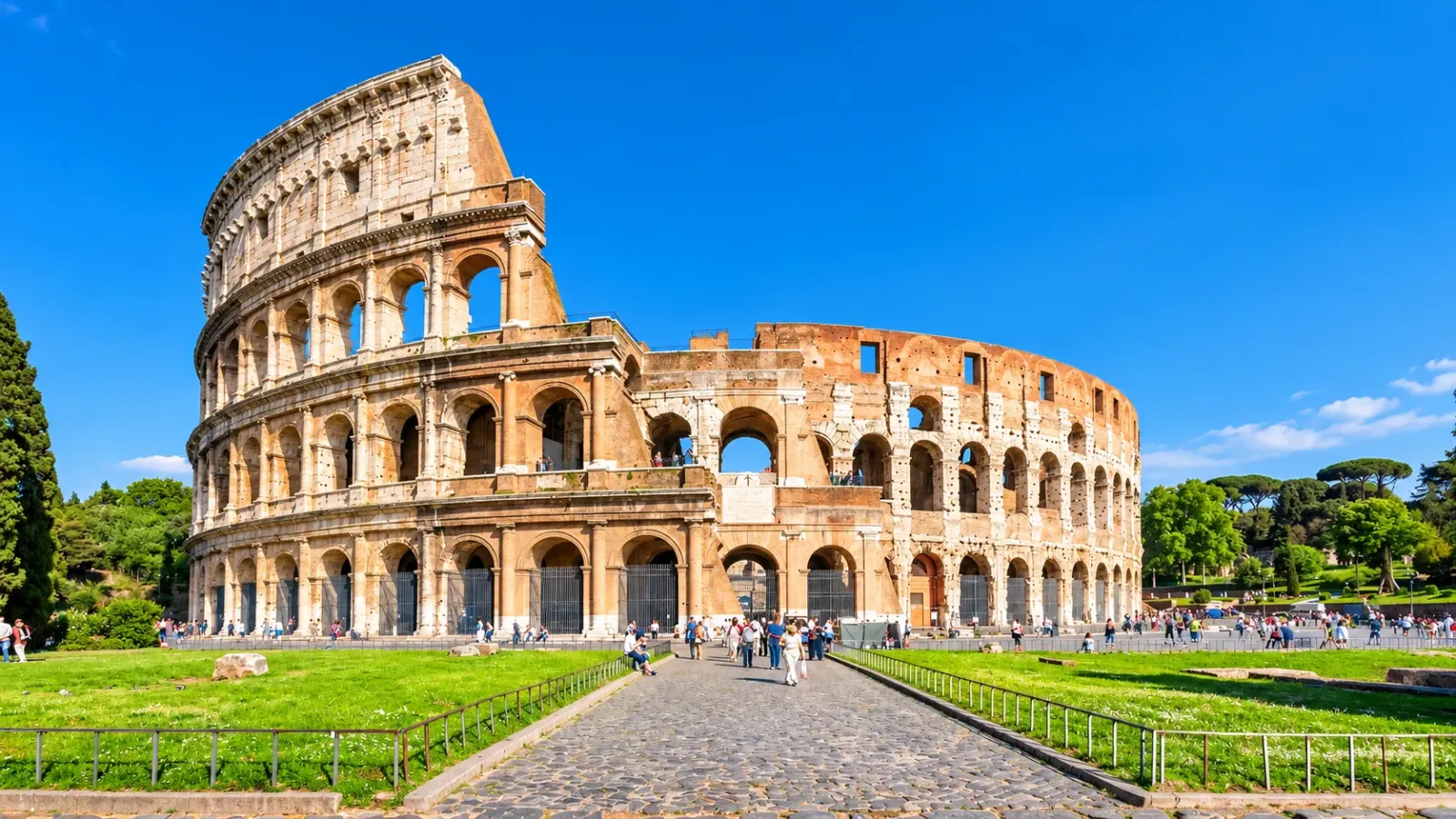 Đấu trường Colosseum với những mái vòm đá cổ tại thành phố Rome nước Ý