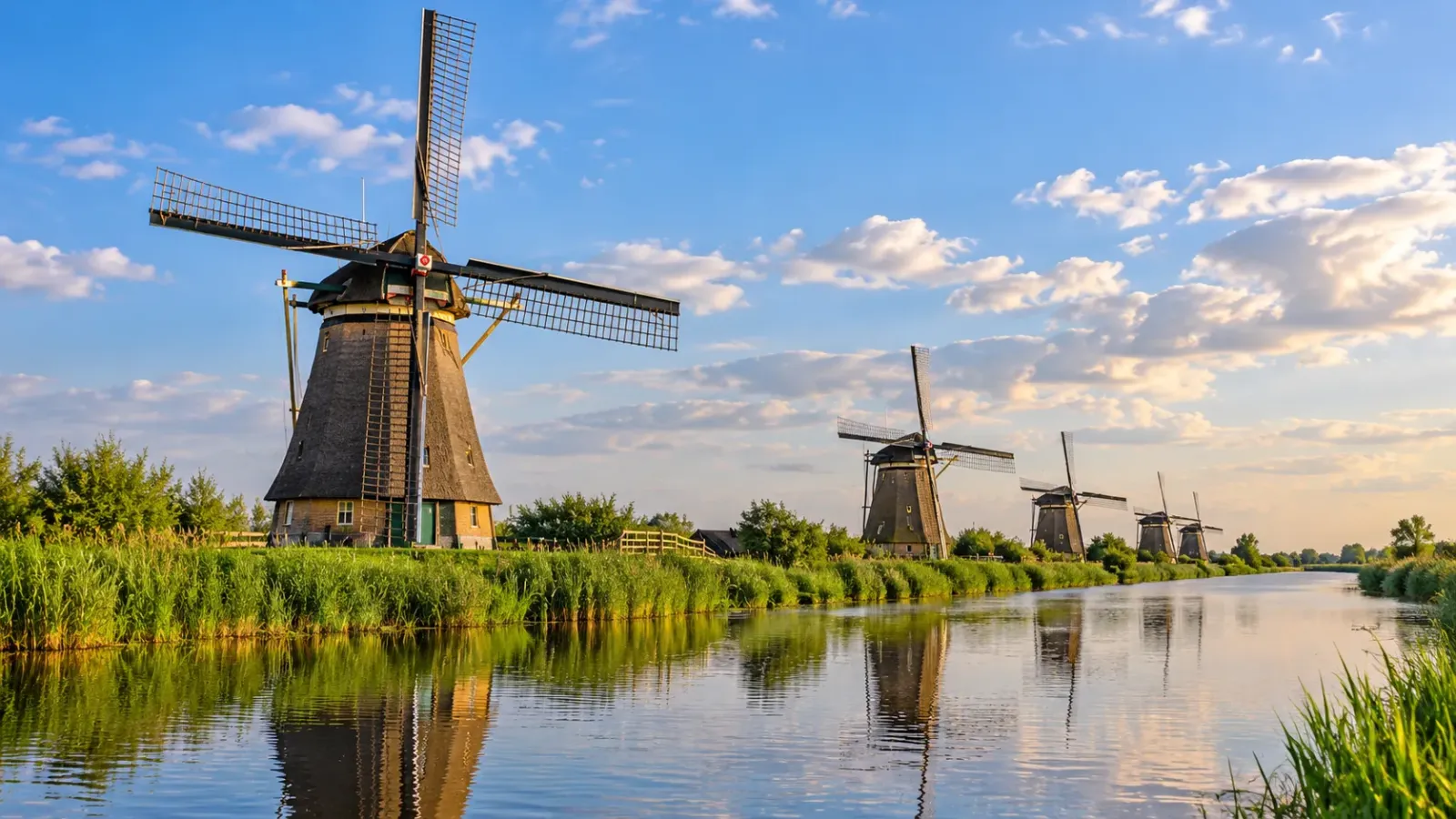 Dãy cối xay gió lịch sử bên kênh nước tại Kinderdijk ở Hà Lan
