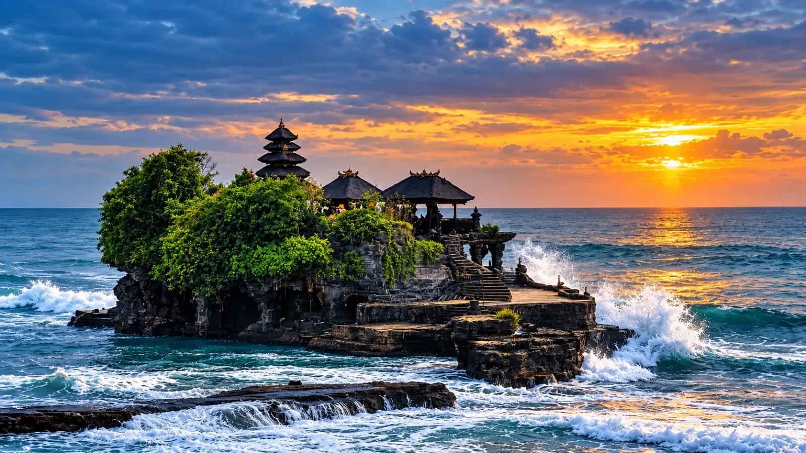 Đền Tanah Lot trên khối đá ven biển Bali trong ánh hoàng hôn