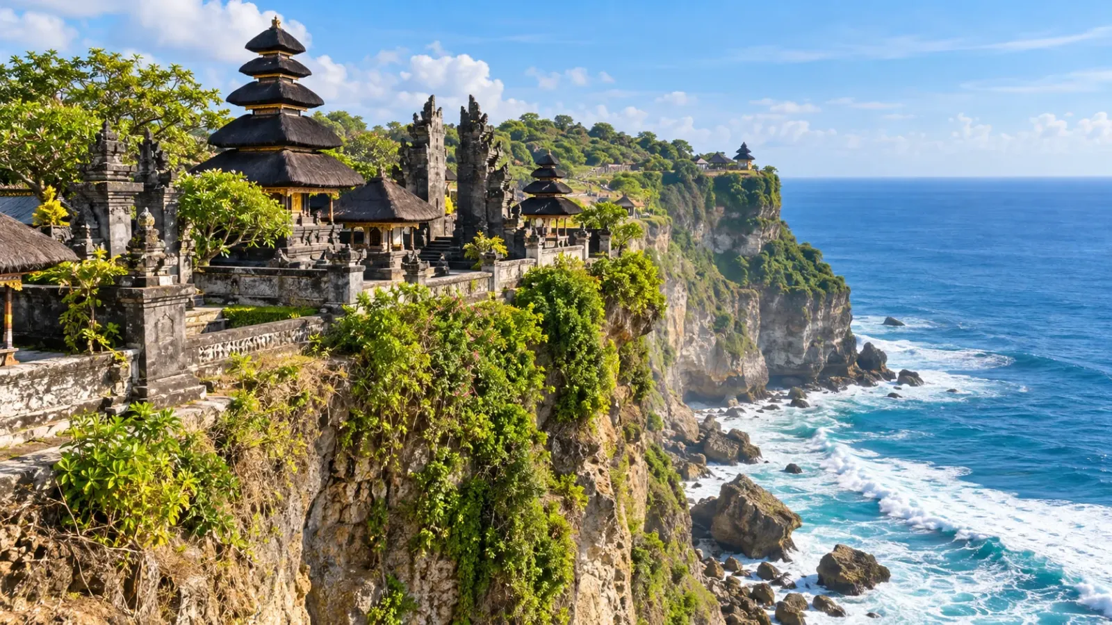 Đền Uluwatu nằm trên vách đá ven biển hướng ra Ấn Độ Dương ở Bali